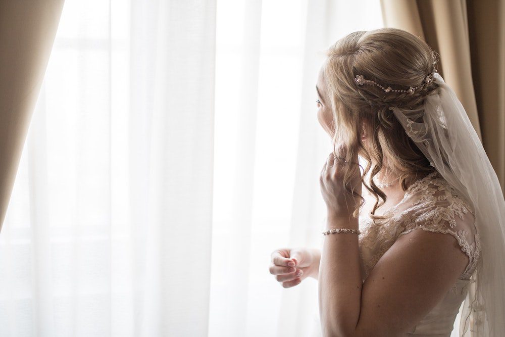 Bridal accessories with laced detailed veil